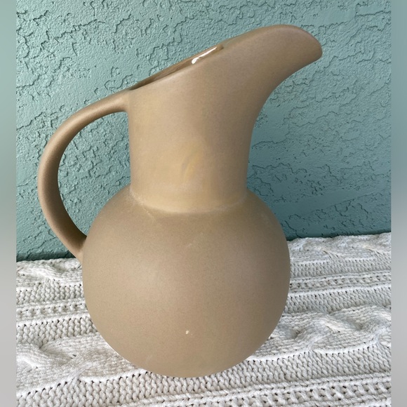 Vintage Hartstone USA signed earthenware pitcher - 10” - Picture 2 of 6